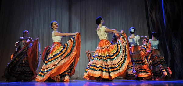 Grupo de danza infantil realiza un baile gitano en una festiva abierta — Foto de Stock