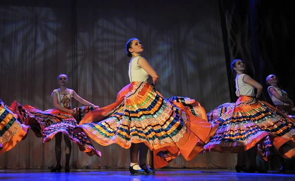 Grupo de danza infantil realiza un baile gitano en una festiva abierta —  Fotos de Stock