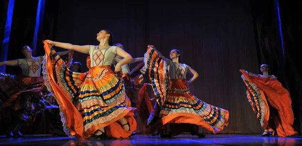 मुलांच्या नृत्य गटाने खुल्या उत्सवात जिप्सी नृत्य केले — स्टॉक फोटो, इमेज