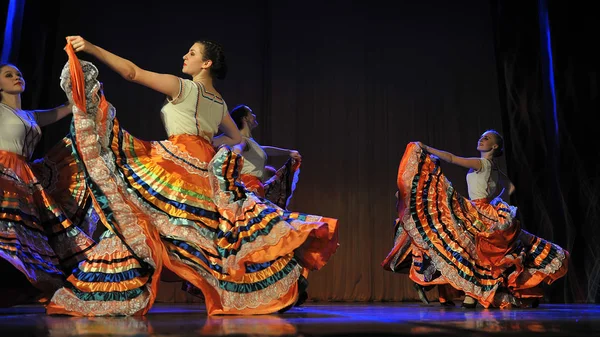 Grupo de dança infantil realiza uma dança cigana em uma festiva aberta — Fotografia de Stock