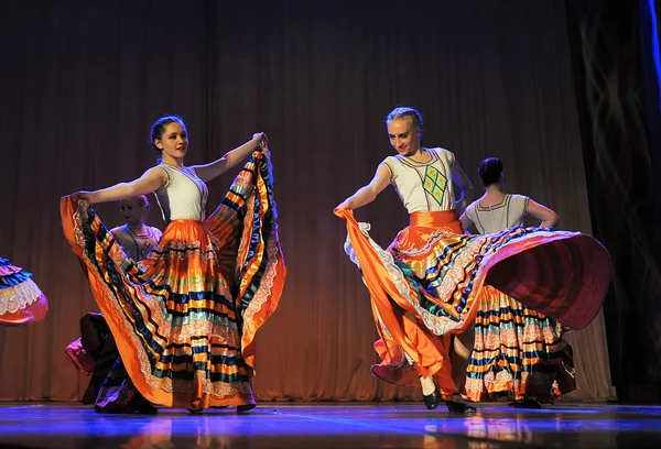 Un groupe de danse pour enfants exécute une danse gitane lors d'un festival ouvert — Photo