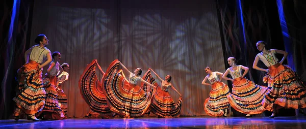 Childrens dance group performs a gypsy dance at an open festiva — 스톡 사진
