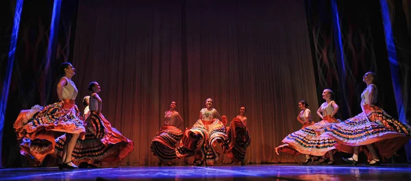 Un groupe de danse pour enfants exécute une danse gitane lors d'un festival ouvert — Photo