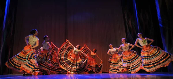 Un groupe de danse pour enfants exécute une danse gitane lors d'un festival ouvert — Photo