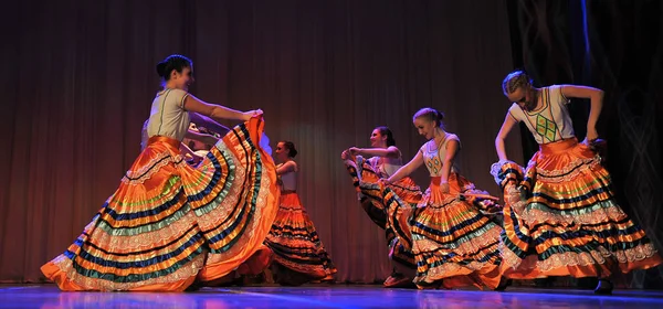 Çocuk dans grubu açık bir festivalde çingene dansı yapıyor. — Stok fotoğraf