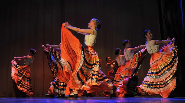 Grupo de dança infantil realiza uma dança cigana em uma festiva aberta — Fotografia de Stock