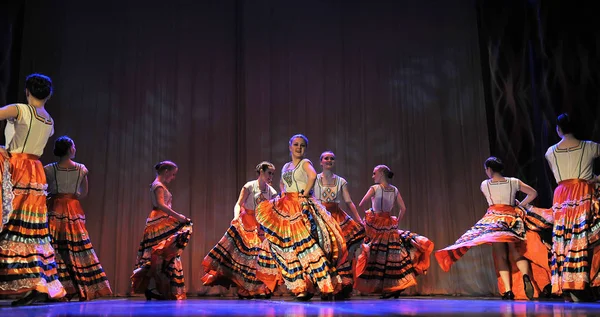 Grupo de dança infantil realiza uma dança cigana em uma festiva aberta — Fotografia de Stock
