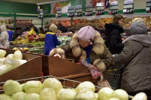 Compradores no departamento de vegetais no supermercado — Fotografia de Stock