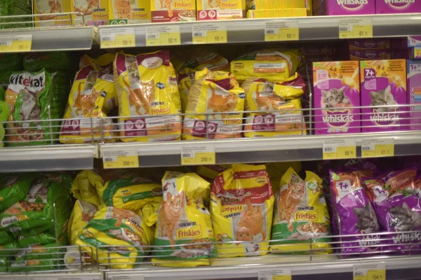 Voedsel voor katten in de supermarkt — Stockfoto