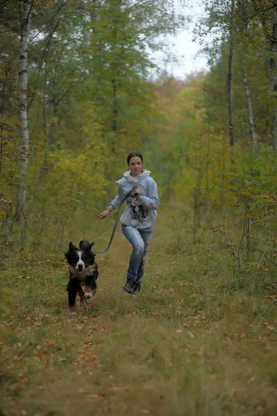 Bernois Montagne Chien et fille adolescente — Photo