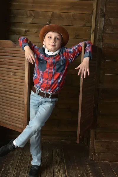 Junge mit Cowboyhut — Stockfoto