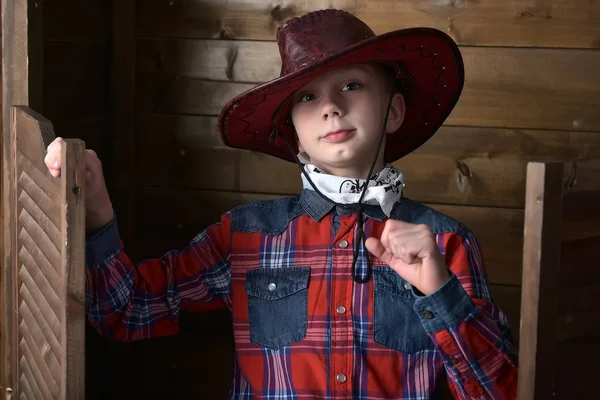Мальчик в ковбойской шляпе — стоковое фото
