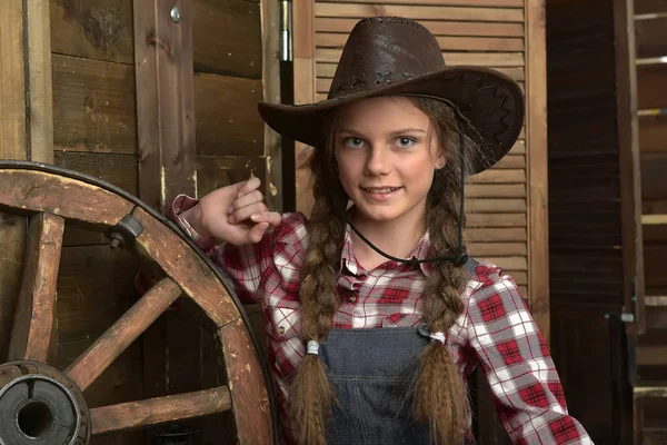 Vacker flicka i cowboyhatt. — Stockfoto