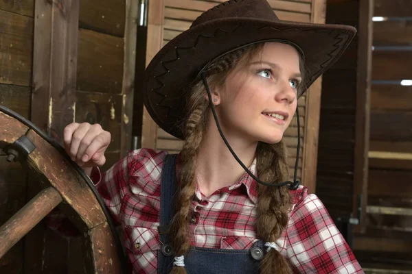 Menina bonita em chapéu de cowboy . — Fotografia de Stock