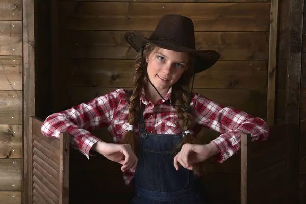 Menina bonita em chapéu de cowboy . — Fotografia de Stock