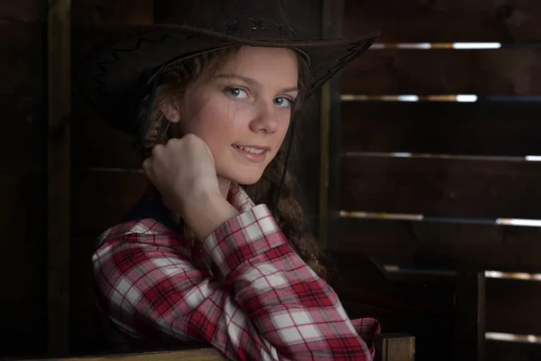 Vacker flicka i cowboyhatt. — Stockfoto