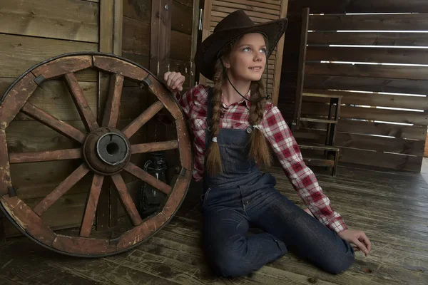 Menina bonita em chapéu de cowboy . — Fotografia de Stock