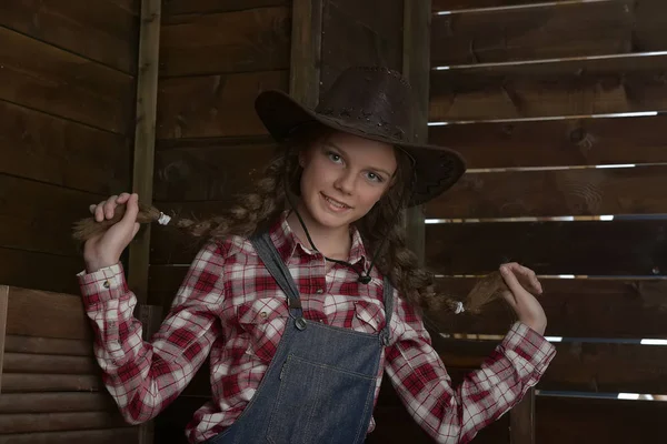 Beautiful  girl in  cowboy hat. — Stock Photo, Image