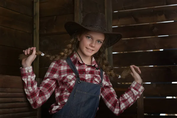 Bella ragazza in cappello da cowboy . — Foto Stock