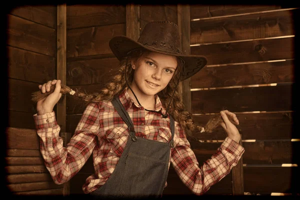 Vacker flicka i cowboyhatt. — Stockfoto