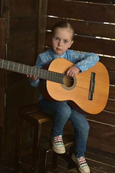 Bambina con una chitarra — Foto Stock