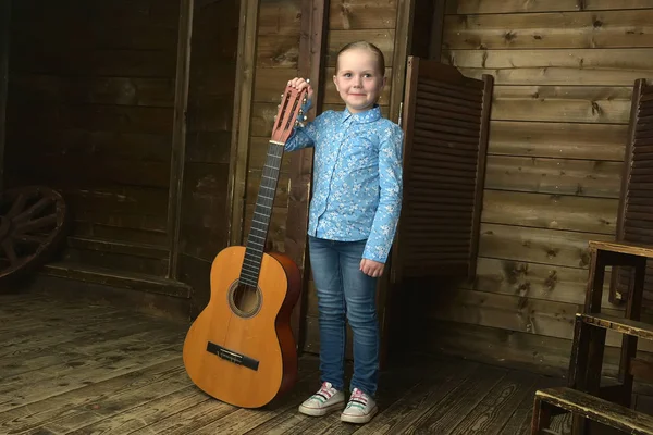 Menina com uma guitarra — Fotografia de Stock