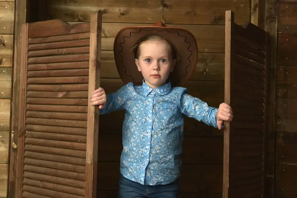 Niña en sombrero de vaquero — Foto de Stock