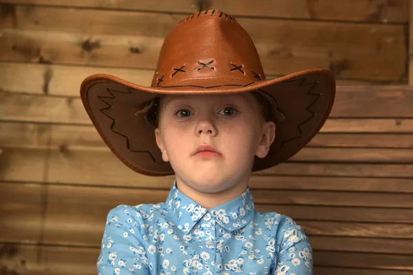 Klein meisje in cowboy hoed — Stockfoto