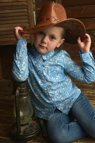 Klein meisje in cowboy hoed — Stockfoto