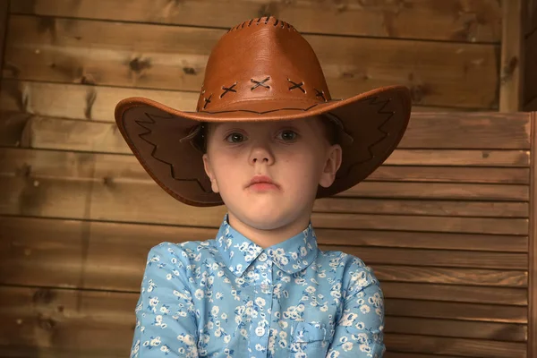 Menina em chapéu de cowboy — Fotografia de Stock