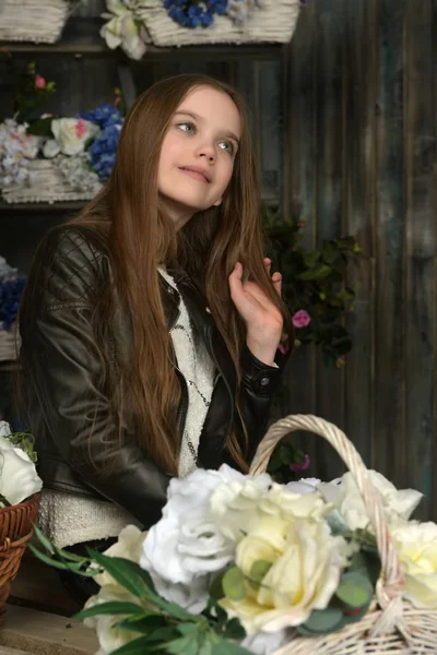 Fiatal lány egy fekete bőr kabát virággal — Stock Fotó