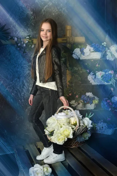 Junges Mädchen in schwarzer Lederjacke mit Blumen — Stockfoto