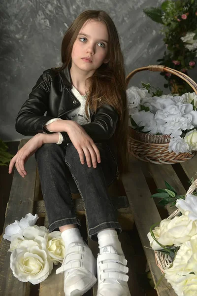 花と黒い革のジャケットの少女 — ストック写真