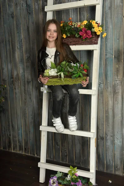 Jong meisje met lang haar en bloemen — Stockfoto