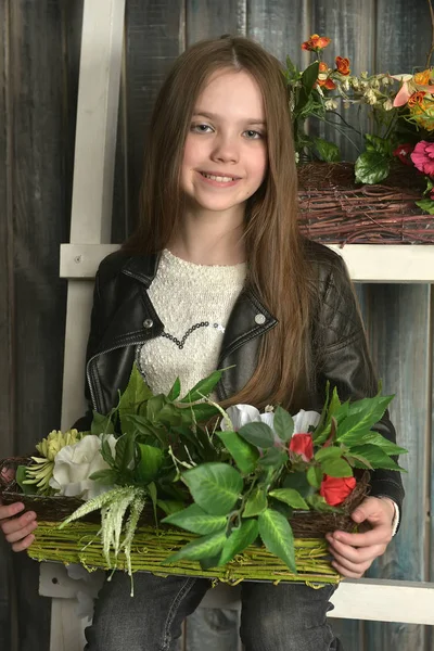 Jong meisje met lang haar en bloemen — Stockfoto