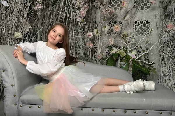 Young girl on the sofa — Stock Photo, Image