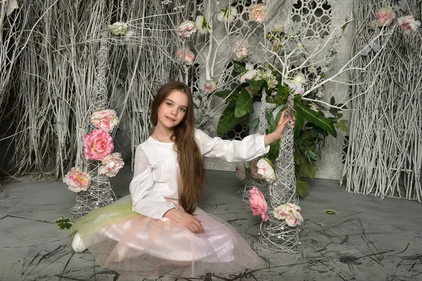 Menina morena entre flores — Fotografia de Stock