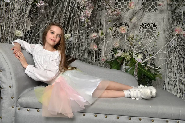 Young girl on the sofa — Stock Photo, Image