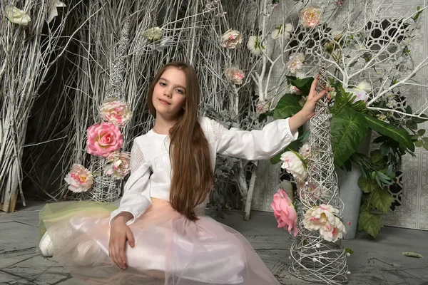 Chica morena entre flores — Foto de Stock