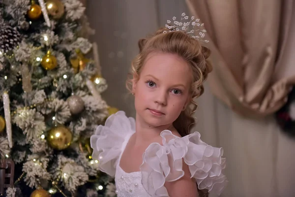 Retrato de uma princesa em branco — Fotografia de Stock