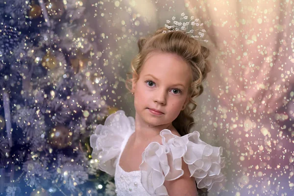 Portræt af en prinsesse i hvidt - Stock-foto