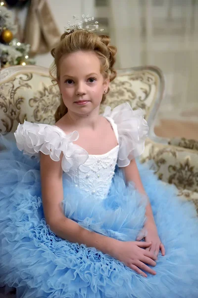 Princezna v bílém s modré elegantní šaty sedí na křesle — Stock fotografie