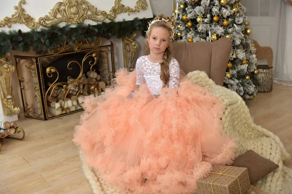 Retrato de uma princesa em um vestido de pêssego exuberante — Fotografia de Stock