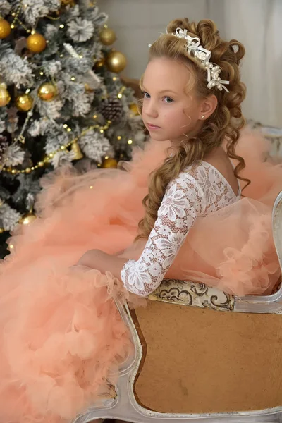 Retrato de uma princesa em um vestido de pêssego exuberante — Fotografia de Stock