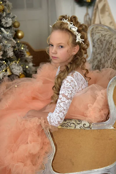 Bir prenses şeftali yemyeşil elbiseyle portresi — Stok fotoğraf