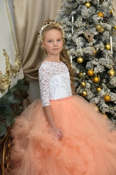 Retrato de uma princesa em um vestido de pêssego exuberante — Fotografia de Stock