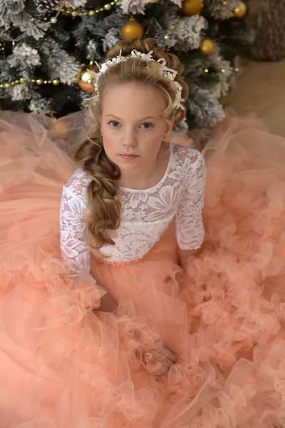 Портрет принцессы в пышном персиковом платье — стоковое фото