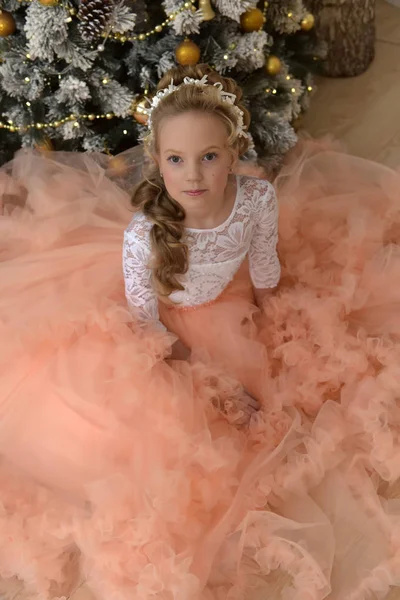 Портрет принцессы в пышном персиковом платье — стоковое фото
