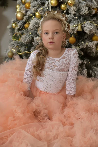 Bir prenses şeftali yemyeşil elbiseyle portresi — Stok fotoğraf