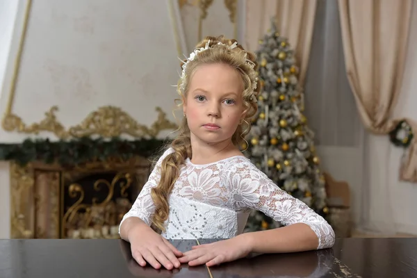 Retrato de uma menina de branco com flores no cabelo — Fotografia de Stock